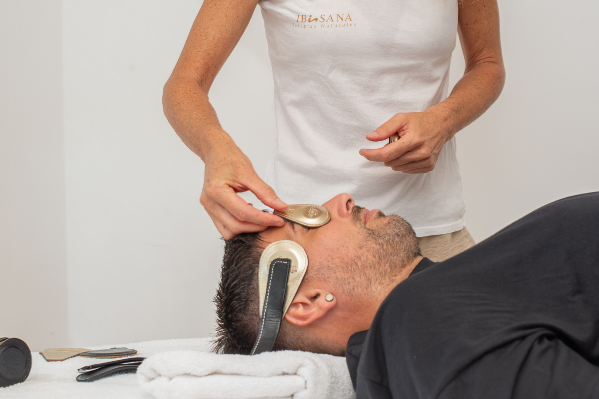 Paciente con imanes par Biomagnético Ibiza en sien